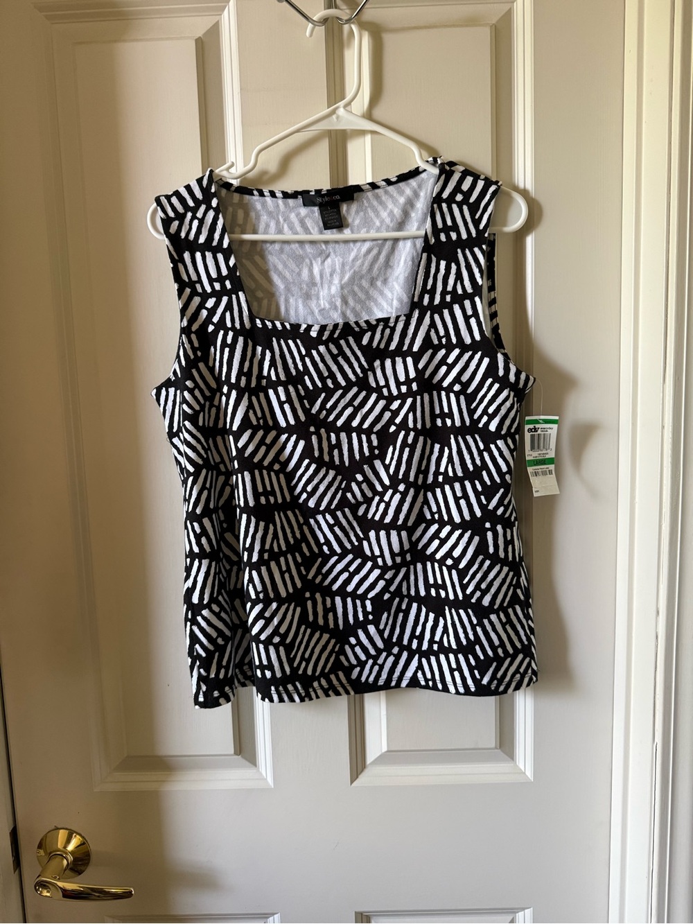 New York & Company Black and White Geometric Tank